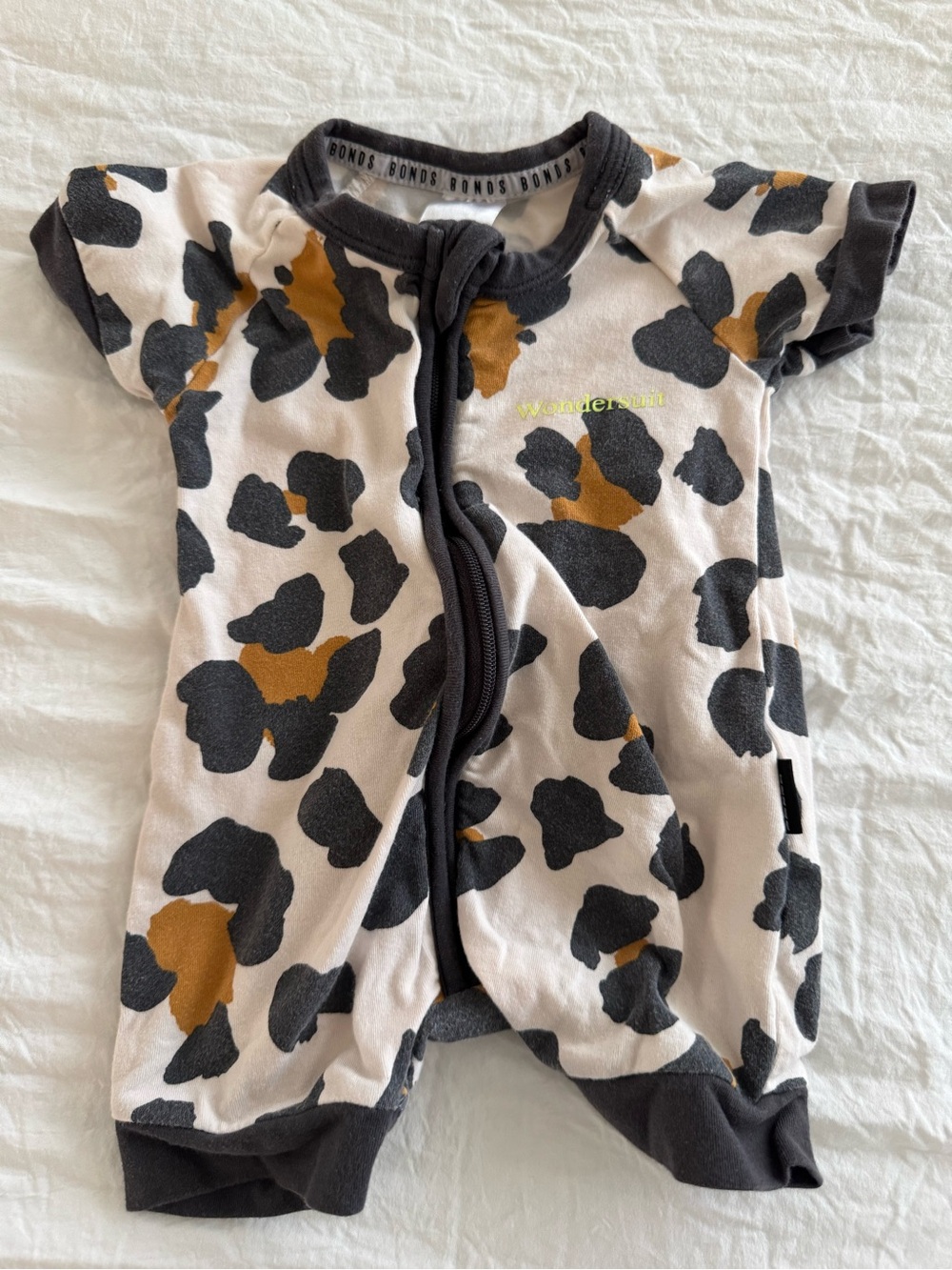 Bonds Short Sleeve Wondersuit One-Piece Romper Cream with Animal Print size NB - Picture 5 of 7